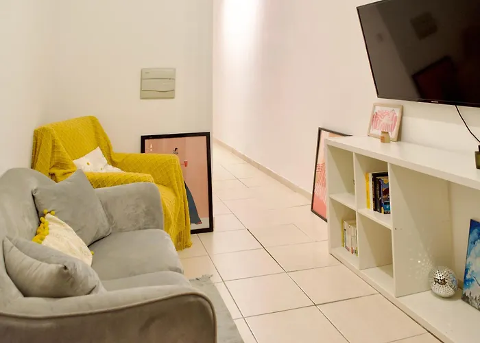 Private In A 2 Bedroom In Blata L-bajda - Close To Valletta شقة *